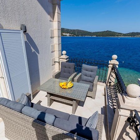Seafront Apartment Duo Vis Bagian luar foto