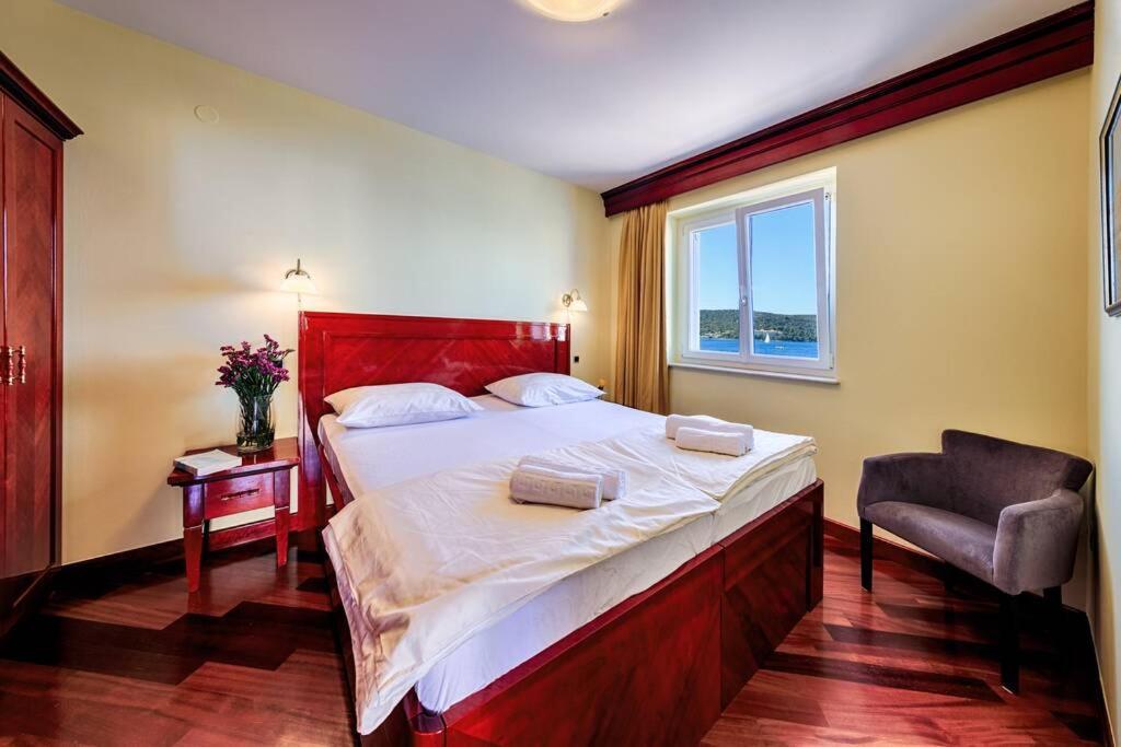 Seafront Apartment Duo Vis Bagian luar foto