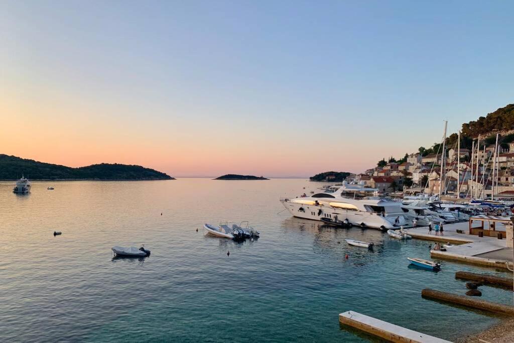 Seafront Apartment Duo Vis Bagian luar foto