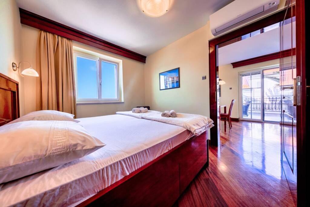 Seafront Apartment Duo Vis Bagian luar foto