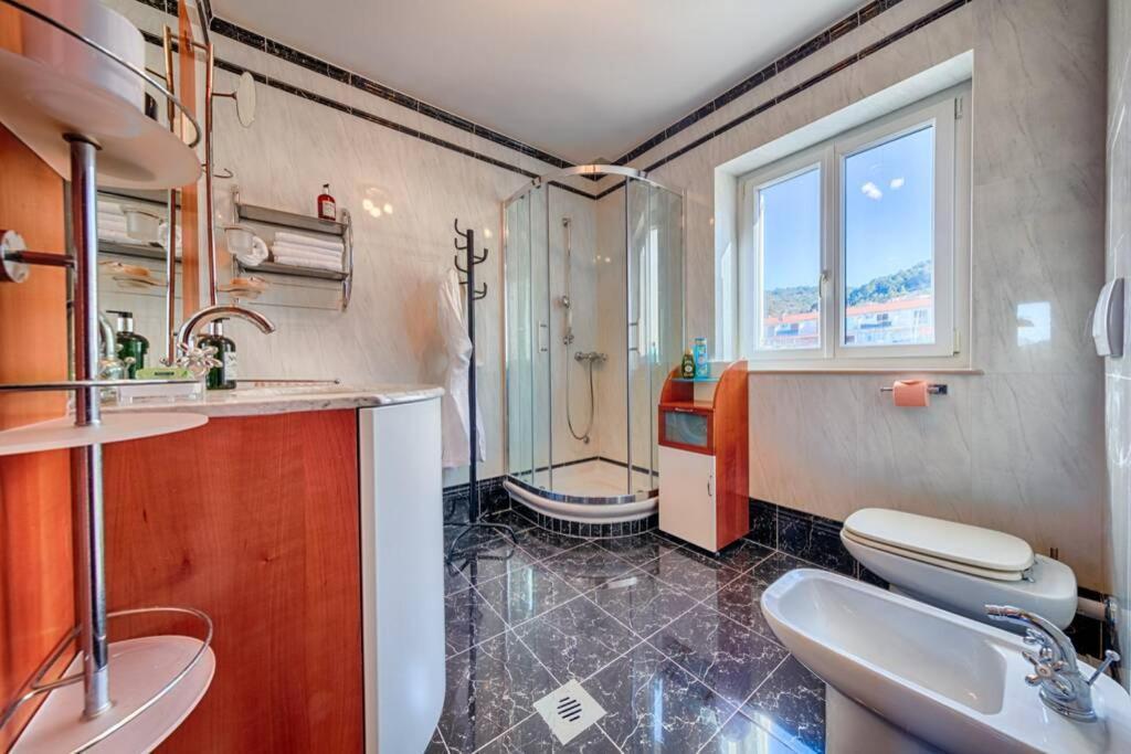 Seafront Apartment Duo Vis Bagian luar foto