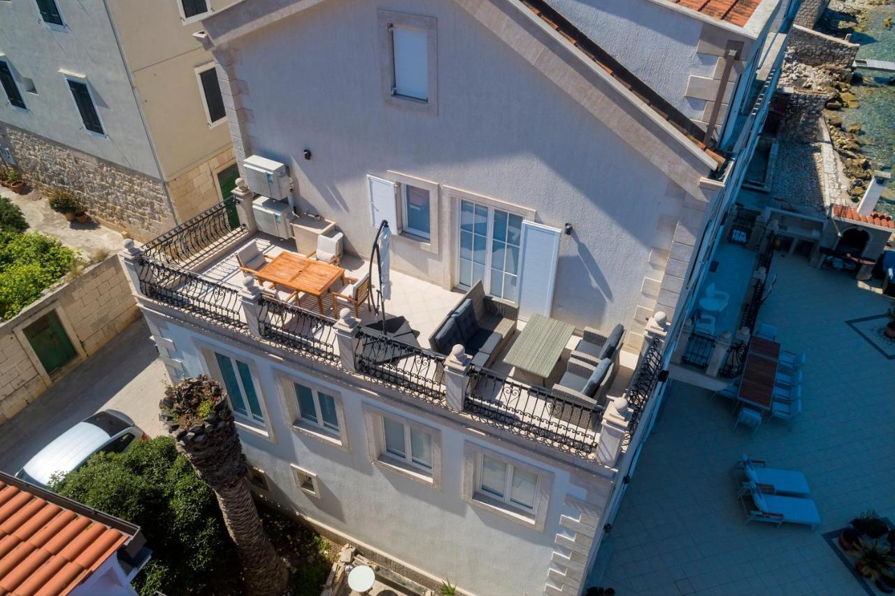 Seafront Apartment Duo Vis Bagian luar foto