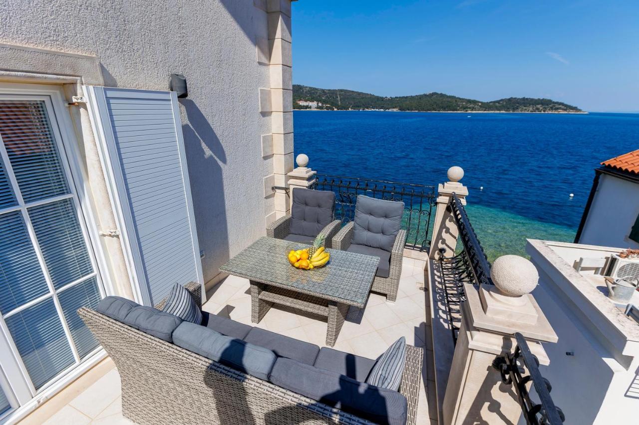 Seafront Apartment Duo Vis Bagian luar foto